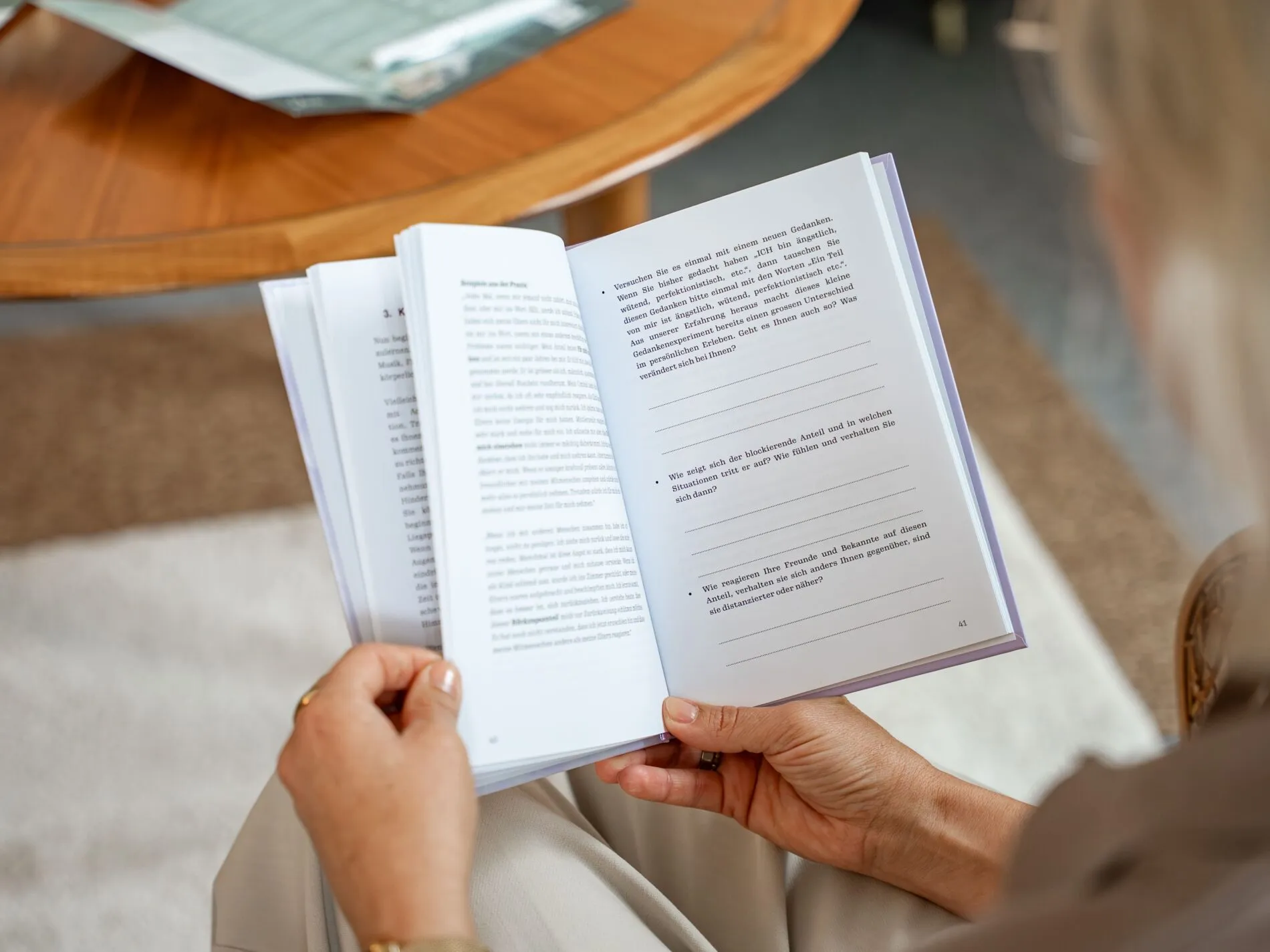 Aufgeschlagenes Fachbuch in der Praxis JUNA