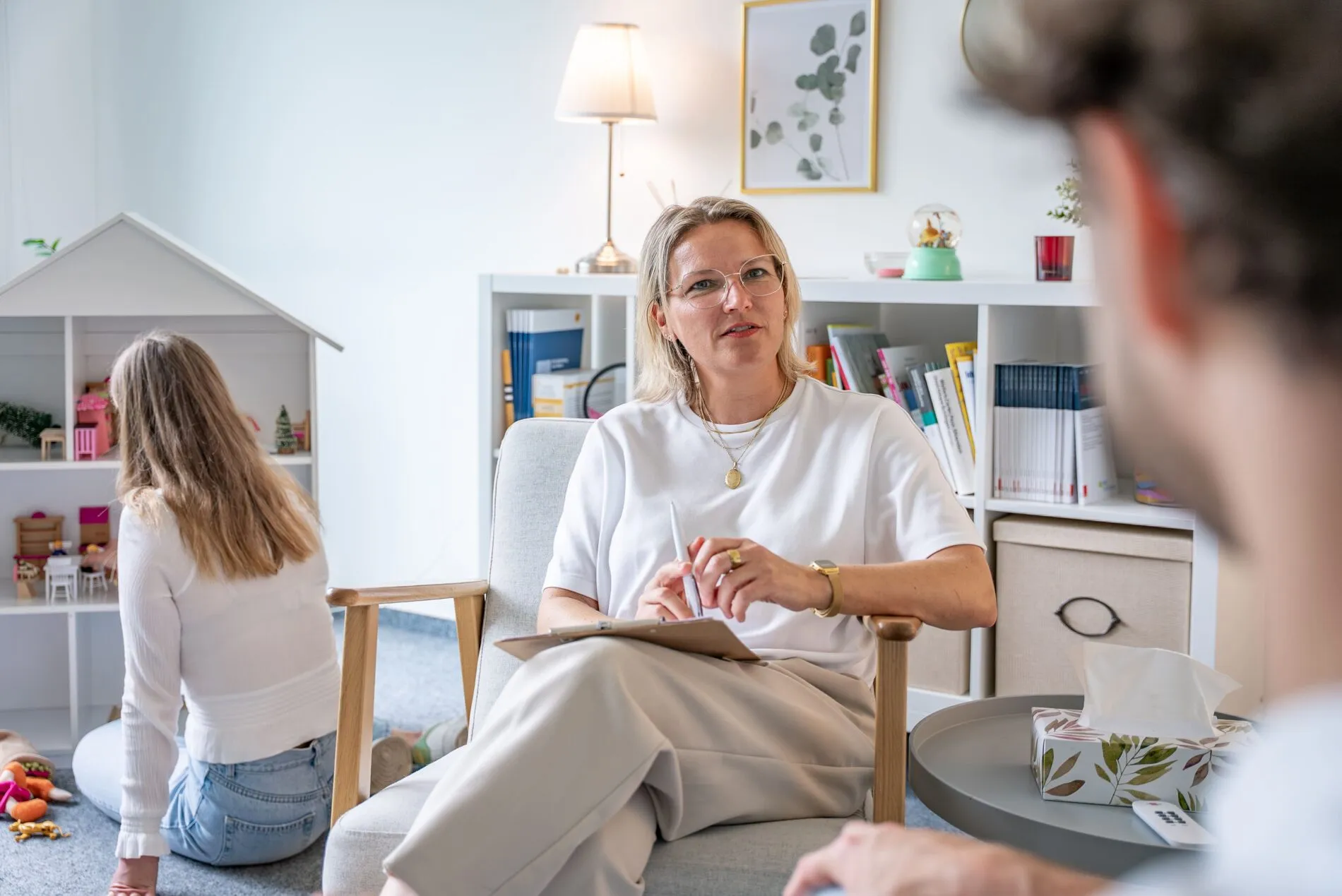 Kindgerecht eingerichteter Bereich mit Spielhaus in der Praxis JUNA