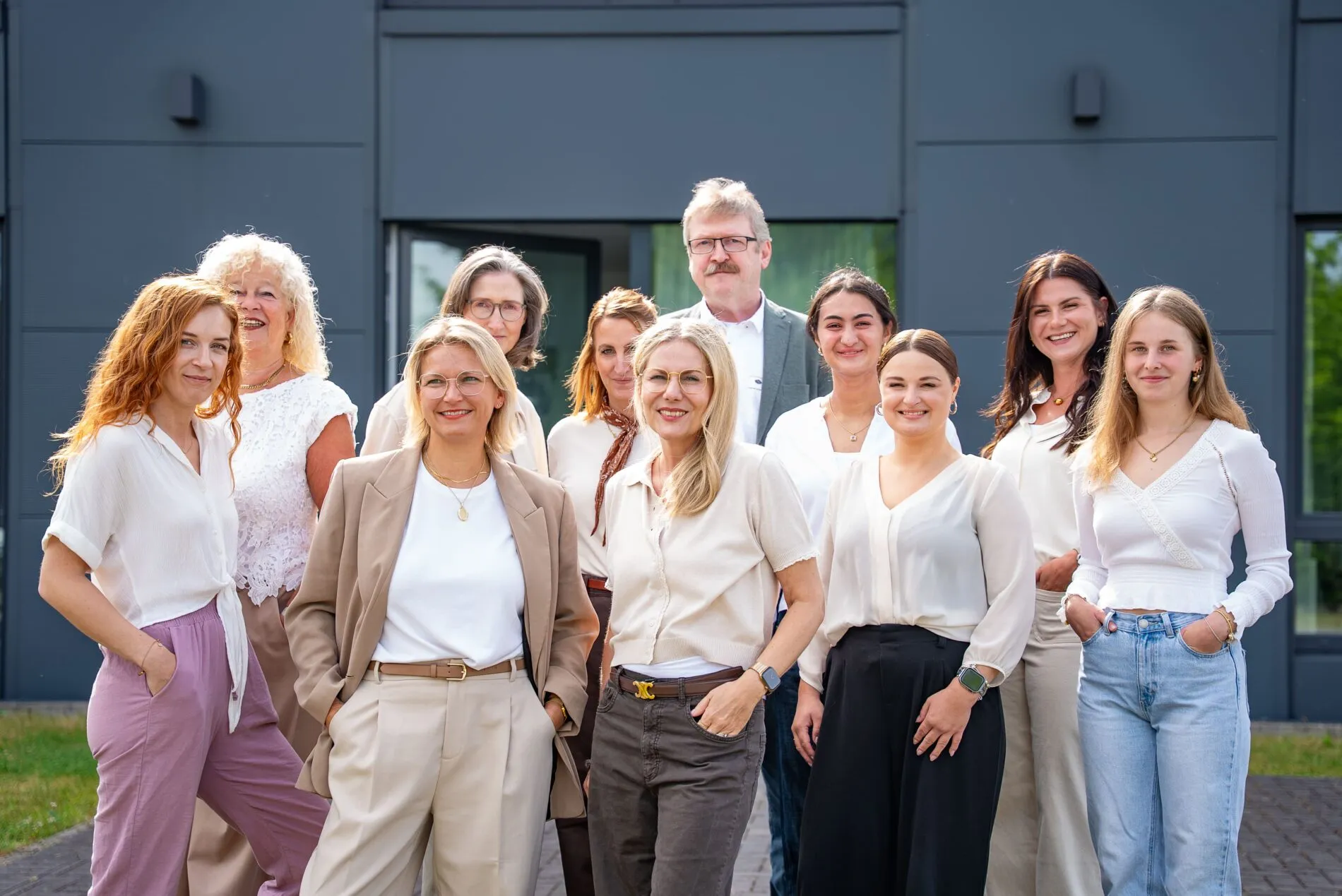 Das Team von JUNA vor dem Praxisgebäude