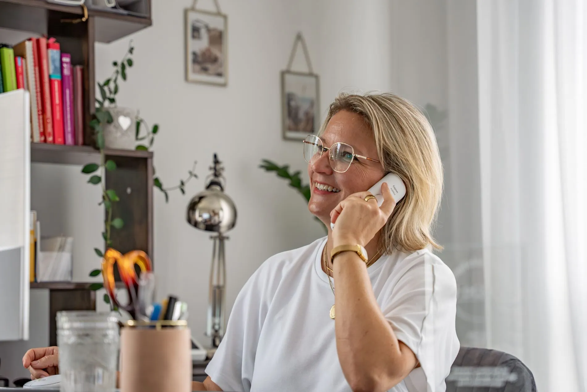 Beraterin im Telefongespräch in der Praxis JUNA